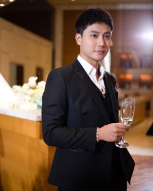 Thanh Sơn Instagram - Lần đầu tiên tham dự một show thời trang của mình 😄
#Celebrating10YearsofRomance #ChungThanhPhongBridal #JWMarriottHanoi
