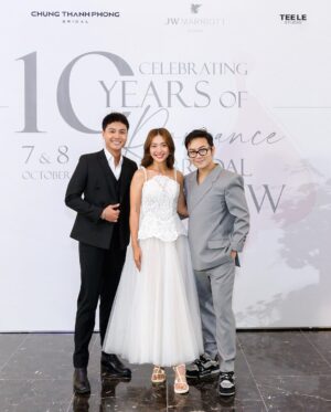 Thanh Sơn Instagram - Lần đầu tiên tham dự một show thời trang của mình 😄
#Celebrating10YearsofRomance #ChungThanhPhongBridal #JWMarriottHanoi