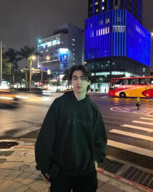 Tharatorn Jantharaworakarn Instagram - รอข้ามถนน