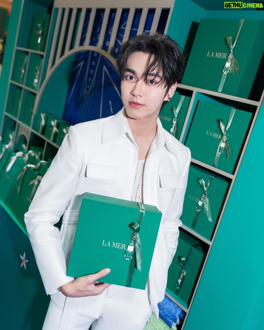 Tharatorn Jantharaworakarn Instagram - La Mer เค้าจัดเต็มกับงาน La Mer Holiday Event💚 ส่งท้ายปีนี้ด้วยบรรยากาศน่ารักๆ แบรนด์ #1 luxury skincare ที่ใครๆ ก็ต้องรู้จักแน่นอน วันนี้มีโอกาสได้มาร่วมงาน ประทับใจมากๆ แฮปปี้เลยครับ 🥰 ใครอยากมาช้อป Holiday Collection งานจัดที่ Hall of Fame, Siam Paragon ถึง 20 ธ.ค. 66 นี้น้า แต่ถ้ามาไม่ทันก็ไปช้อปต่อได้ที่เคาน์เตอร์เลยครับ #LaMerHoliday #LoveLaMer #LaMerThailand @LaMerThailandOfficial
