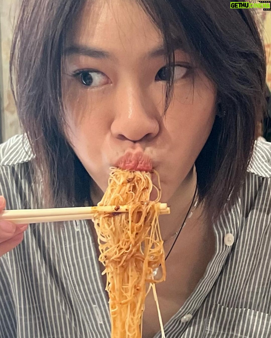 Thasorn Klinnium Instagram - ใส่ high heel ไปกินก๋วยเตี๋ยว🥡🥢