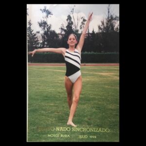 Thelma Madrigal Instagram - Algo que algunos no sabían es que en algún momento de mi vida fuí nadadora de #nadosincronizado Representé a México en los juegos mundiales de la juventud en Rusia y en los Centroamericanos en Cuba, iba a ir a los Panamericanos cuando me lastimé y decidí no continuar. Fue una de las épocas más bonitas que he vivido, tengo grandes amigas e increíbles recuerdos. Me perdí muchas fiestas pero gané experiencias únicas. Grandes lecciones de vida para la edad que tenía. Muchas veces lloraba mientras entrenaba porque sentía que mi cuerpo no daba para más, pero al rato ya estaba otra vez feliz nadando. De las cosas más padres, definitivamente representar a México en otro lugar del mundo. Estos logros definitivamente se los debo a mis papás que SIEMPRE estuvieron ahí, apoyándome y dándome la confianza para nunca rendirme y seguir adelante. Dejé el deporte porque mi prioridad fue estudiar. 
#tbt