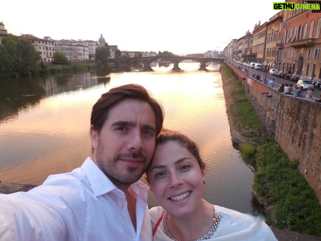 Thelma Madrigal Instagram - Y si regresamos a #florencia? 😬 Aquí hay una parte de mi corazón ❤️ jajaja por más cursi q se lea 😂 Es la primera ciudad (fuera de la Ciudad de México) en la que viví. En ése viaje le enseñé a mi esposo porque me encanta y la foto nos la tomamos en uno de mis lugares favoritos, el #pontesantatrinita #couplegoals #travel #firenze #italy #ojosdemexicana Florence, Italy