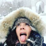 Thelma Madrigal Instagram - Cuando la nieve aún es divertida... ¿Qué prefieren frío o calor? ❄️☀️ Esa era la segunda nevada del invierno. 🌬 #TBT #snow #nyc #snowflakes #winter Washington Square Park