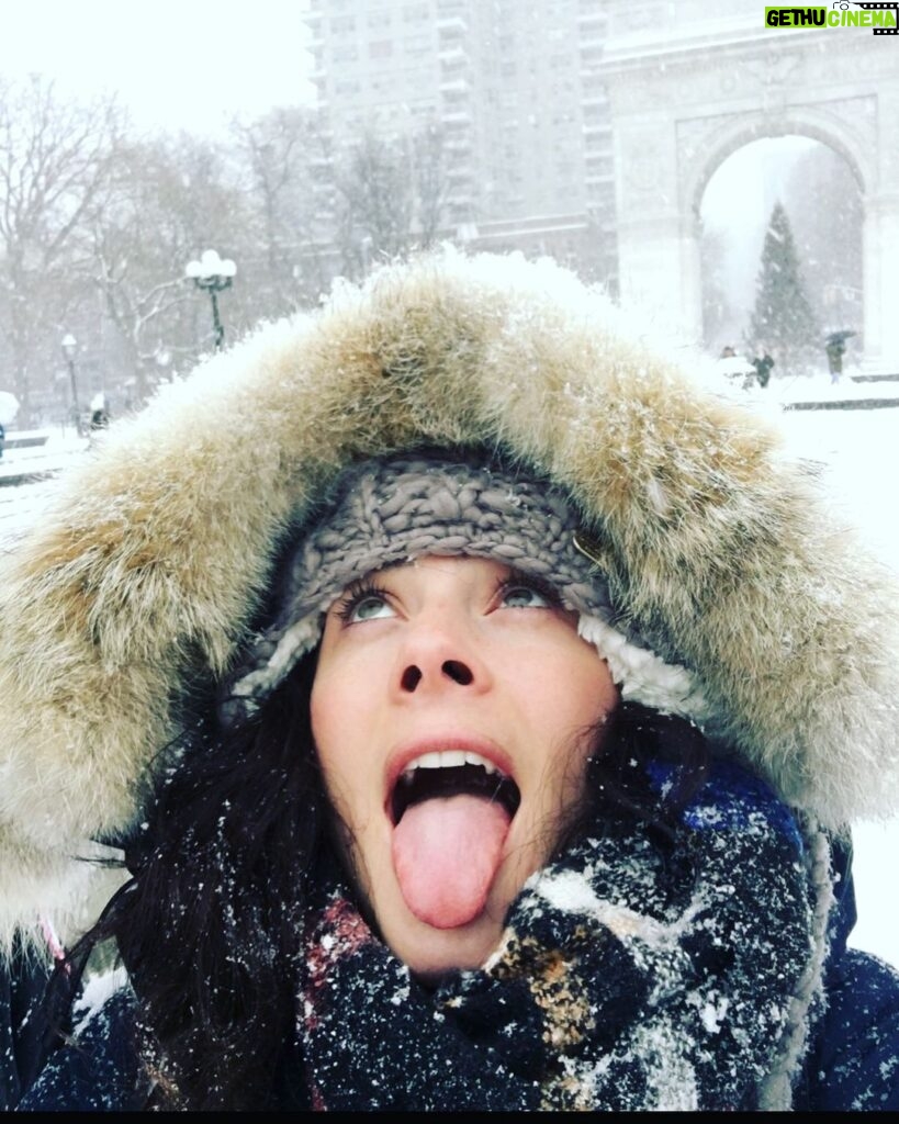 Thelma Madrigal Instagram - Cuando la nieve aún es divertida... ¿Qué prefieren frío o calor? ❄️☀️ Esa era la segunda nevada del invierno. 🌬 #TBT #snow #nyc #snowflakes #winter Washington Square Park