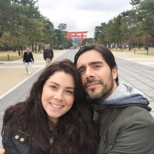 Thelma Madrigal Instagram - #tbt De nuestros mejores viajes, Japón.❤️ Entendí muchas cosas como el #sushi no lleva soya con limón  jaja 🤭, caminar por el lado izquierdo para no chocar con las demás personas, entendí la necesidad de tomar miles de fotos.... sí es otro mundo!! Entendí que se puede mantener una ciudad limpia sin necesidad de tener botes de basura ( canecas ja 🇨🇴) en cada cuadra. Y sí, #viajar es lo máximo y los recuerdos con los que te quedas duran para siempre. #travelbuddy 
#japan #japantravel #tourist #couple