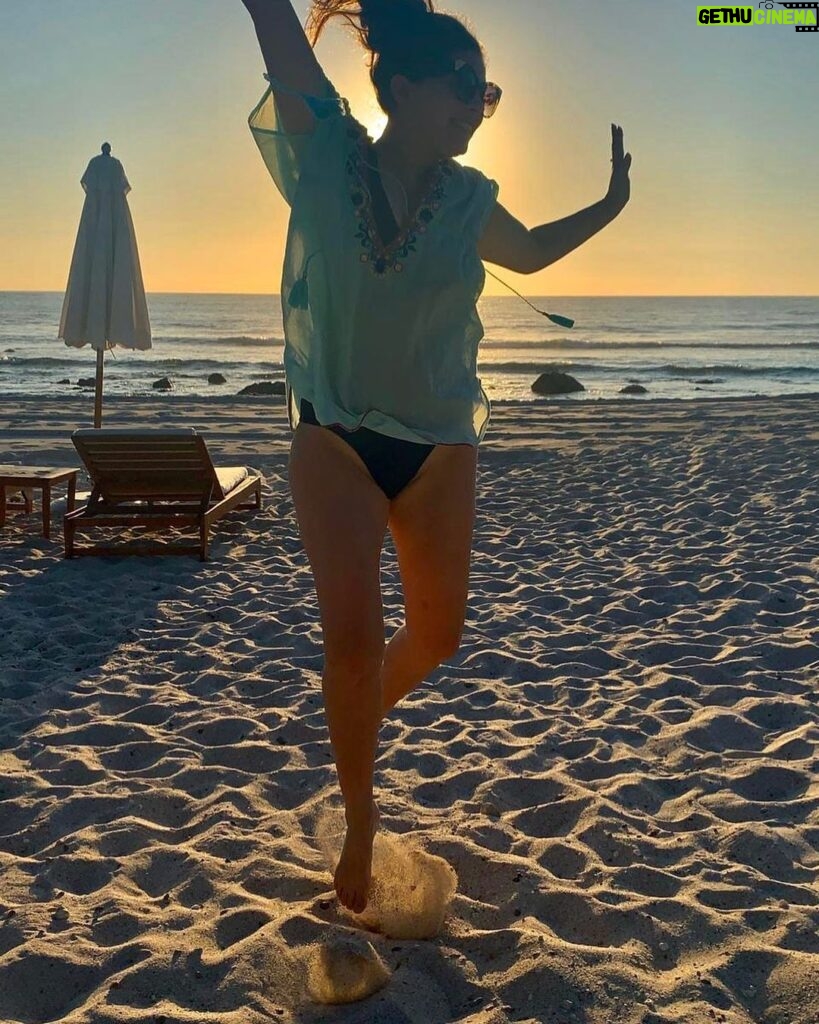 Thelma Madrigal Instagram - Happy birthday to me!! 😁 🎉🎉🎈 #felizcumpleaños #happybirthday #happiness #grateful #thankful #beach #stregispuntamita #vacation #bye2019 #2019 #actress #mexico #puntamita Punta De Mita, Nayarit, Mexico