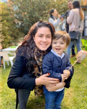 Thelma Madrigal Instagram - Muy felices después de su primera presentación en público 👏🏻👏🏻 fue su primer festival navideño y fuí su #fan quería gritarle jajajaja pero no quería desconcentrarlo ❤️ #proudmom #feliznavidad #babytortu #mom #bogota #toddlerlife #tbt