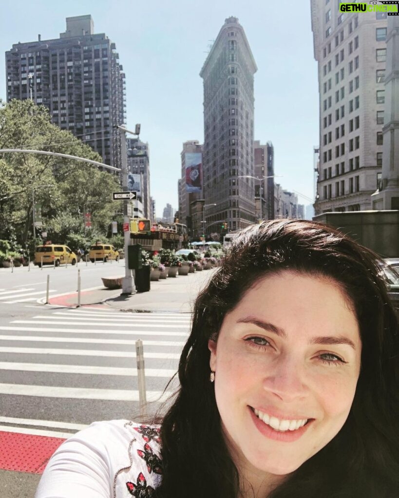 Thelma Madrigal Instagram - Mi sonrisa lo dice todo... #nyc #flatironbuilding #familytrip #nywithtoddler #happiness #memories Flatiron Building