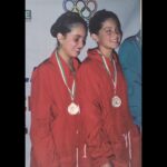 Thelma Madrigal Instagram - Algo que algunos no sabían es que en algún momento de mi vida fuí nadadora de #nadosincronizado Representé a México en los juegos mundiales de la juventud en Rusia y en los Centroamericanos en Cuba, iba a ir a los Panamericanos cuando me lastimé y decidí no continuar. Fue una de las épocas más bonitas que he vivido, tengo grandes amigas e increíbles recuerdos. Me perdí muchas fiestas pero gané experiencias únicas. Grandes lecciones de vida para la edad que tenía. Muchas veces lloraba mientras entrenaba porque sentía que mi cuerpo no daba para más, pero al rato ya estaba otra vez feliz nadando. De las cosas más padres, definitivamente representar a México en otro lugar del mundo. Estos logros definitivamente se los debo a mis papás que SIEMPRE estuvieron ahí, apoyándome y dándome la confianza para nunca rendirme y seguir adelante. Dejé el deporte porque mi prioridad fue estudiar. #tbt Mexico City, Mexico