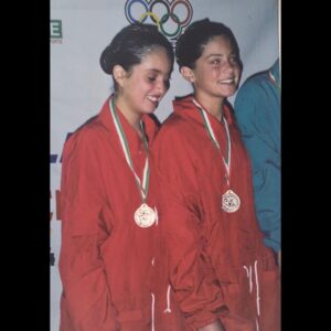 Thelma Madrigal Instagram - Algo que algunos no sabían es que en algún momento de mi vida fuí nadadora de #nadosincronizado Representé a México en los juegos mundiales de la juventud en Rusia y en los Centroamericanos en Cuba, iba a ir a los Panamericanos cuando me lastimé y decidí no continuar. Fue una de las épocas más bonitas que he vivido, tengo grandes amigas e increíbles recuerdos. Me perdí muchas fiestas pero gané experiencias únicas. Grandes lecciones de vida para la edad que tenía. Muchas veces lloraba mientras entrenaba porque sentía que mi cuerpo no daba para más, pero al rato ya estaba otra vez feliz nadando. De las cosas más padres, definitivamente representar a México en otro lugar del mundo. Estos logros definitivamente se los debo a mis papás que SIEMPRE estuvieron ahí, apoyándome y dándome la confianza para nunca rendirme y seguir adelante. Dejé el deporte porque mi prioridad fue estudiar. 
#tbt