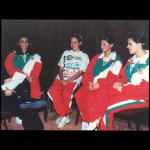 Thelma Madrigal Instagram - Algo que algunos no sabían es que en algún momento de mi vida fuí nadadora de #nadosincronizado Representé a México en los juegos mundiales de la juventud en Rusia y en los Centroamericanos en Cuba, iba a ir a los Panamericanos cuando me lastimé y decidí no continuar. Fue una de las épocas más bonitas que he vivido, tengo grandes amigas e increíbles recuerdos. Me perdí muchas fiestas pero gané experiencias únicas. Grandes lecciones de vida para la edad que tenía. Muchas veces lloraba mientras entrenaba porque sentía que mi cuerpo no daba para más, pero al rato ya estaba otra vez feliz nadando. De las cosas más padres, definitivamente representar a México en otro lugar del mundo. Estos logros definitivamente se los debo a mis papás que SIEMPRE estuvieron ahí, apoyándome y dándome la confianza para nunca rendirme y seguir adelante. Dejé el deporte porque mi prioridad fue estudiar. 
#tbt