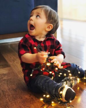 Thelma Madrigal Instagram - “It’s the most wonderful time of the year” jajaj se nota que ya empecé a escuchar música navideña.
#christmas #mylittlehelper #babytortu