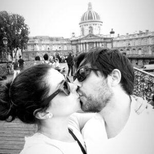 Thelma Madrigal Instagram - #5thanniversary Familia de 3, 4 mudanzas, logros cumplidos, sueños por cumplir, muchaaaassss muchaaas risas, lagrimas, mucho amor, más besos por darnos.... los primeros 5 años increíbles a tu lado Gracias Tortu!!! Te amoooooooooo.... @jroinigo ❤️