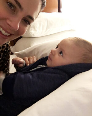 Thelma Madrigal Instagram - 3 meses llenos de amor y de habernos estrenado como papás ❤️ Los amoooooooooooo!!!! #familytime #3monthsold #babytortu