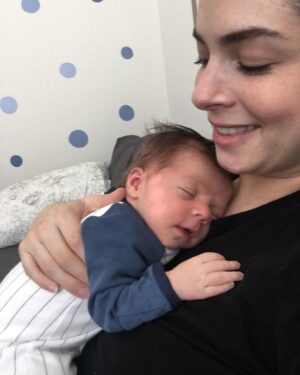 Thelma Madrigal Instagram - 3 semanas de haberte conocido Bernardo 💙 #babytortu No les puedo explicar el amor que siento hacia él 😍 #love #babyboy #newborn #newmama #truelove
