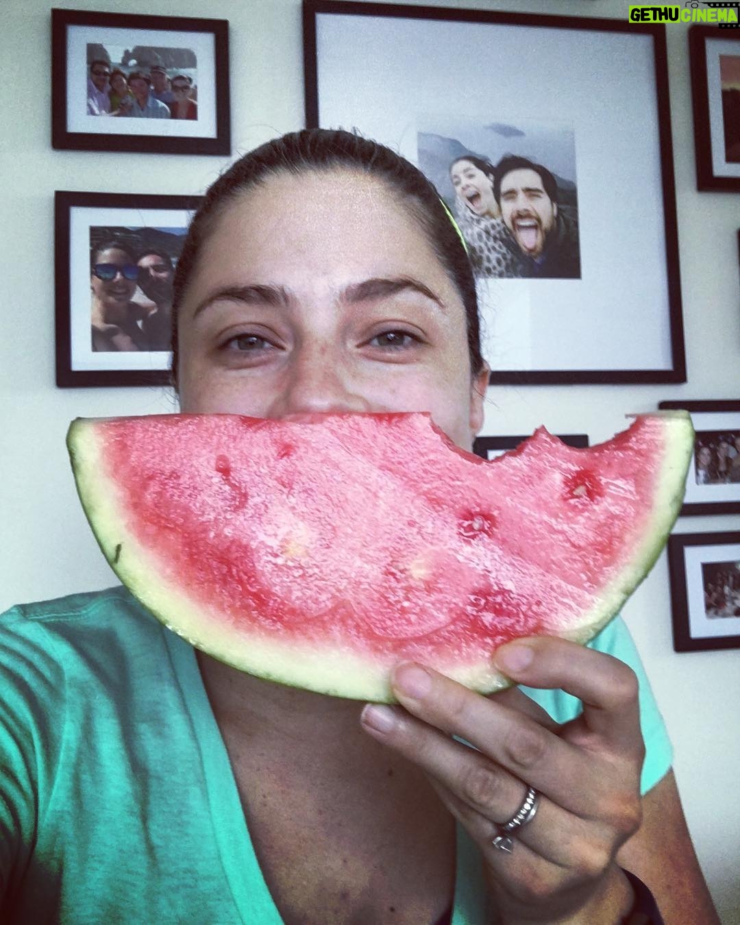 Thelma Madrigal Instagram - Algooooo frescooooo por favooooorrrr!!!!! Am am #antojos #sandía #peroqueríascalor #preggo #preggothelms #babytortu 🐢 New York, New York