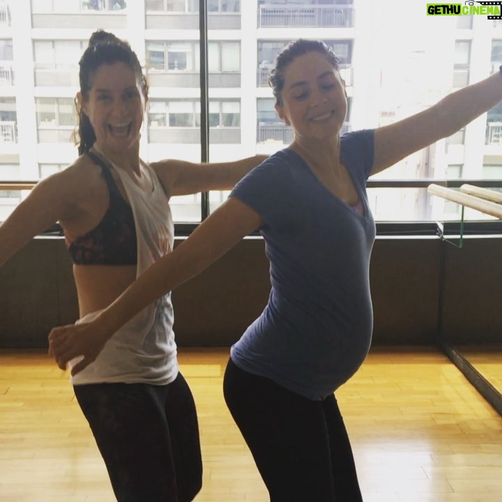 Thelma Madrigal Instagram - Sábado de #Zumba eh eh eh! 🤗 #zumbatime con @annakleta00 con ella sí son clases para sudar rico!! #20weekspregnant #ny🗽#hulahoop New York, New York