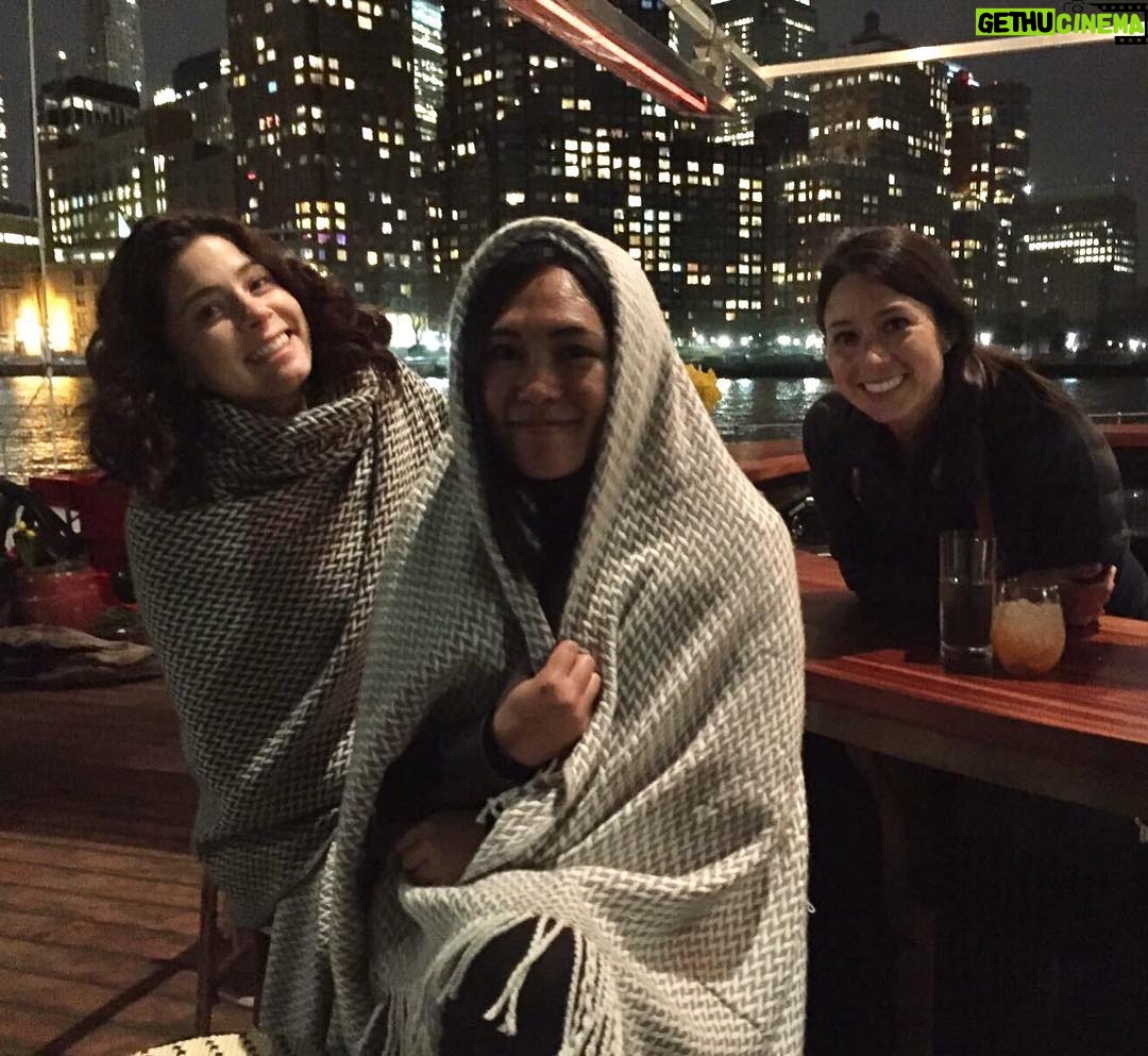 Thelma Madrigal Instagram - Nos estamos preparando para empezar a sudar...ya casi... #sweatycrew #springrolls 💦 #keepinguswarm And today there wasn't any quote from friends 🤔 GRAND BANKS