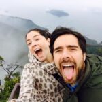 Thelma Madrigal Instagram - “ En la nube japonesa “ Dato curioso: Olivia aprendió a sacar la lengua gracias a esa foto. Me encanta esta foto porque literal estábamos arriba de la nube, súper bonito lugar, el viento estaba tan fuerte que las nubes pasaban por nosotros súper rápido. Amé ver los colores del paisaje; era otoño y muchos árboles estaban naranjas. #tbt Miyajima Island, Hiroshima