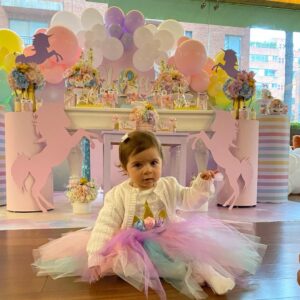 Thelma Madrigal Instagram - Mi muñequita cumplió 1 año esta semana 🦄 En que momento?? Feliz cumpleaños mi niña hermosa!!! Sé que la pasaste muy feliz y que sabías que ese día fue tu cumpleaños, amaaaste comer 🍿 en tu fiesta y probaste por primera vez algo dulce 🎂 A pesar de haber pasado tu primer año en pandemia me tiene impresionada lo social que eres, eres una niña muy muuuuuyyyy curiosa que ama salir a dar paseos y saludar a todo el mundo…. Ahhhh y a los perritos 🐶 te amoooo mi niña!!! 
#happybirthday #1yearold #babygirl #unicornioparty