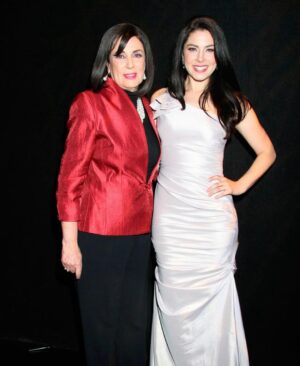 Thelma Madrigal Instagram - Una de las actrices que más he admirado y querido. Helena soy tan afortunada de haber trabajado contigo y saber que la elegancia y la sencillez pueden ir de la mano. Nunca olvidaré tus palabras. Descansa en paz y un abrazo muy fuerte a toda tu familia…. vete a volar.🫶🏼 💫
@helena.rojo.oficial @vaniarp24