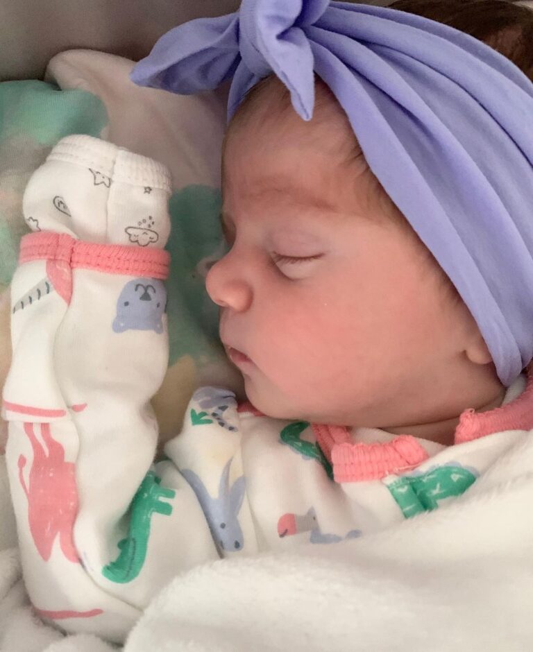 Thelma Madrigal Instagram - O L I V I A Bienvenida mi niña!!!!! Ya estamos los 4 juntos 💜 Estamos felices de tenerte con nosotros, te amamos!!! #babygirl #newborn #hapiness #thankful #family #babytortu