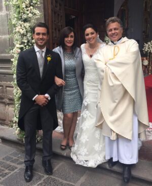 Thelma Madrigal Instagram - Una de las actrices que más he admirado y querido. Helena soy tan afortunada de haber trabajado contigo y saber que la elegancia y la sencillez pueden ir de la mano. Nunca olvidaré tus palabras. Descansa en paz y un abrazo muy fuerte a toda tu familia…. vete a volar.🫶🏼 💫
@helena.rojo.oficial @vaniarp24