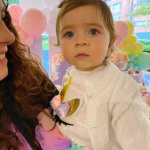 Thelma Madrigal Instagram - Mi muñequita cumplió 1 año esta semana 🦄 En que momento?? Feliz cumpleaños mi niña hermosa!!! Sé que la pasaste muy feliz y que sabías que ese día fue tu cumpleaños, amaaaste comer 🍿 en tu fiesta y probaste por primera vez algo dulce 🎂 A pesar de haber pasado tu primer año en pandemia me tiene impresionada lo social que eres, eres una niña muy muuuuuyyyy curiosa que ama salir a dar paseos y saludar a todo el mundo…. Ahhhh y a los perritos 🐶 te amoooo mi niña!!! 
#happybirthday #1yearold #babygirl #unicornioparty