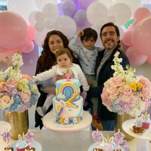Thelma Madrigal Instagram - Mi muñequita cumplió 1 año esta semana 🦄 En que momento?? Feliz cumpleaños mi niña hermosa!!! Sé que la pasaste muy feliz y que sabías que ese día fue tu cumpleaños, amaaaste comer 🍿 en tu fiesta y probaste por primera vez algo dulce 🎂 A pesar de haber pasado tu primer año en pandemia me tiene impresionada lo social que eres, eres una niña muy muuuuuyyyy curiosa que ama salir a dar paseos y saludar a todo el mundo…. Ahhhh y a los perritos 🐶 te amoooo mi niña!!! 
#happybirthday #1yearold #babygirl #unicornioparty