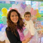 Thelma Madrigal Instagram - Mi muñequita cumplió 1 año esta semana 🦄 En que momento?? Feliz cumpleaños mi niña hermosa!!! Sé que la pasaste muy feliz y que sabías que ese día fue tu cumpleaños, amaaaste comer 🍿 en tu fiesta y probaste por primera vez algo dulce 🎂 A pesar de haber pasado tu primer año en pandemia me tiene impresionada lo social que eres, eres una niña muy muuuuuyyyy curiosa que ama salir a dar paseos y saludar a todo el mundo…. Ahhhh y a los perritos 🐶 te amoooo mi niña!!! #happybirthday #1yearold #babygirl #unicornioparty