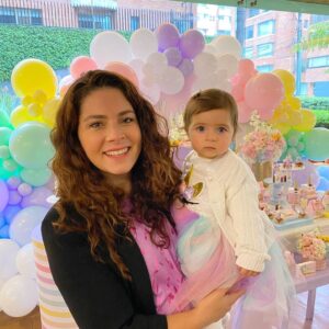 Thelma Madrigal Instagram - Mi muñequita cumplió 1 año esta semana 🦄 En que momento?? Feliz cumpleaños mi niña hermosa!!! Sé que la pasaste muy feliz y que sabías que ese día fue tu cumpleaños, amaaaste comer 🍿 en tu fiesta y probaste por primera vez algo dulce 🎂 A pesar de haber pasado tu primer año en pandemia me tiene impresionada lo social que eres, eres una niña muy muuuuuyyyy curiosa que ama salir a dar paseos y saludar a todo el mundo…. Ahhhh y a los perritos 🐶 te amoooo mi niña!!! 
#happybirthday #1yearold #babygirl #unicornioparty