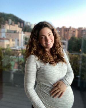 Thelma Madrigal Instagram - Alguien robó mi atención 👀🐢 mientras me tomaba unas fotitos de los #8meses #32weekspregnant allá vamoooooossssss!!!! Recta final!!!! Eh eh eh!!! Definitivamente un embarazo muy MUY diferente, totalmente encerrada.... mis salidas son al ginecólogo a ver como va creciendo Olivia ehhhh!!! Volvería a escoger estos meses de encierro, agradezco todos los días por tener salud y estar disfrutando 24/7 a mi familia! @jroinigo #babytortu Todos encerrados sin ver a nadie, todo éste esfuerzo vale la pena con tal de que Olivia nazca con mucha salud!! Seguiremos igual, tomando todas las medidas posibles  y disfrutando TODO lo que nos ha tocado vivir juntos. Y buenoooo de los achaques luegooo les cuento jajajajaja pero de verdad mes con mes he experimentado cosas que en mi primer embarazo nunca tuve.  Por ahora solo me queda disfrutar lo que se siente tener a una personita dentro de mí, eso lo valeeee todoooo!!!!!! 💜💜💜💜💜

#pregnant #family #32semanas #babytortu #love #colombia
