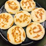 Thelma Madrigal Instagram - Ufff estas Arepas ( hechas en casa) son la perdición jajaj!! Bernardo las amaaaa!!! Hasta ahora es lo único colombiano que se preparar 🤣😂 les comparto algo súper fácil, rápido y que a los niños les encantan!!! #arepas #arepascolombianas #colombia #foodie #minichef #ojosdemexicana # mexicana #expatlife
