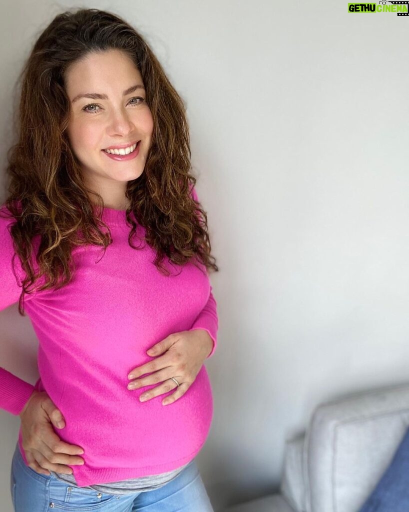 Thelma Madrigal Instagram - La dulce espera.... ❤️❤️❤️ En esta cuarentena yo estoy contando las semanas de Olivia 💞 Cómo van ustedes??? Más embarazadas en cuarentena por aquí??? . . . #babygirl #baby #pregnantlife #family #pregnant #happiness #love Bogotá, Colombia