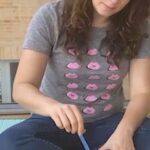 Thelma Madrigal Instagram - Ahora sí hay tiempo para hacerlo, es súper fácil de hacer y les aseguro sus hijos van a pasar mucho tiempo entretenidos. Bernardo y yo lo hicimos cuando tenía 10 meses pero desde antes jugaba con él. Un día en su clase de estimulación me dí cuenta que le encantaba jugar con los botes y decidí hacerlo en casa. Ayudamos al planeta, es excelente para motricidad fina, asociación de colores, etc. Es súper sencillo de hacer y es una actividad para involucrar a nuestros hijos. Necesitan: - Latas de fórmula, leche, chocolate, etc. si no tienen pueden hacerlo con cajas de cereal, kleenex, galletas, etc. - Pintura y brochas para pintar. - Lengüetas o palitos de madera. - Yo los forré con cinta adhesiva pero cualquier material para enmicar funciona. Espero que les encante a sus hijos tanto como le encanta a Bernardo. Si tienen dudas o algún comentario ⤵️ Los leo!! 😘