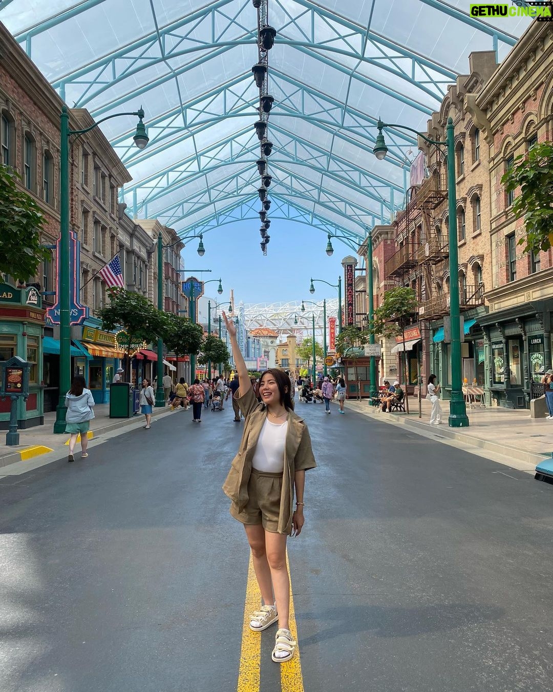 Therese Malvar Instagram - Universal Studios with @bigskynationph by my side! My whole Singapore trip became easy and carefree because I had wifi with me always! (Hello hello sa pagsearch sa Google Maps para di maligaw HAHA) Upgrade your next trip with Big Sky! Use my code “THERESETRAVELS” for a 10% discount! Worth it sobra.