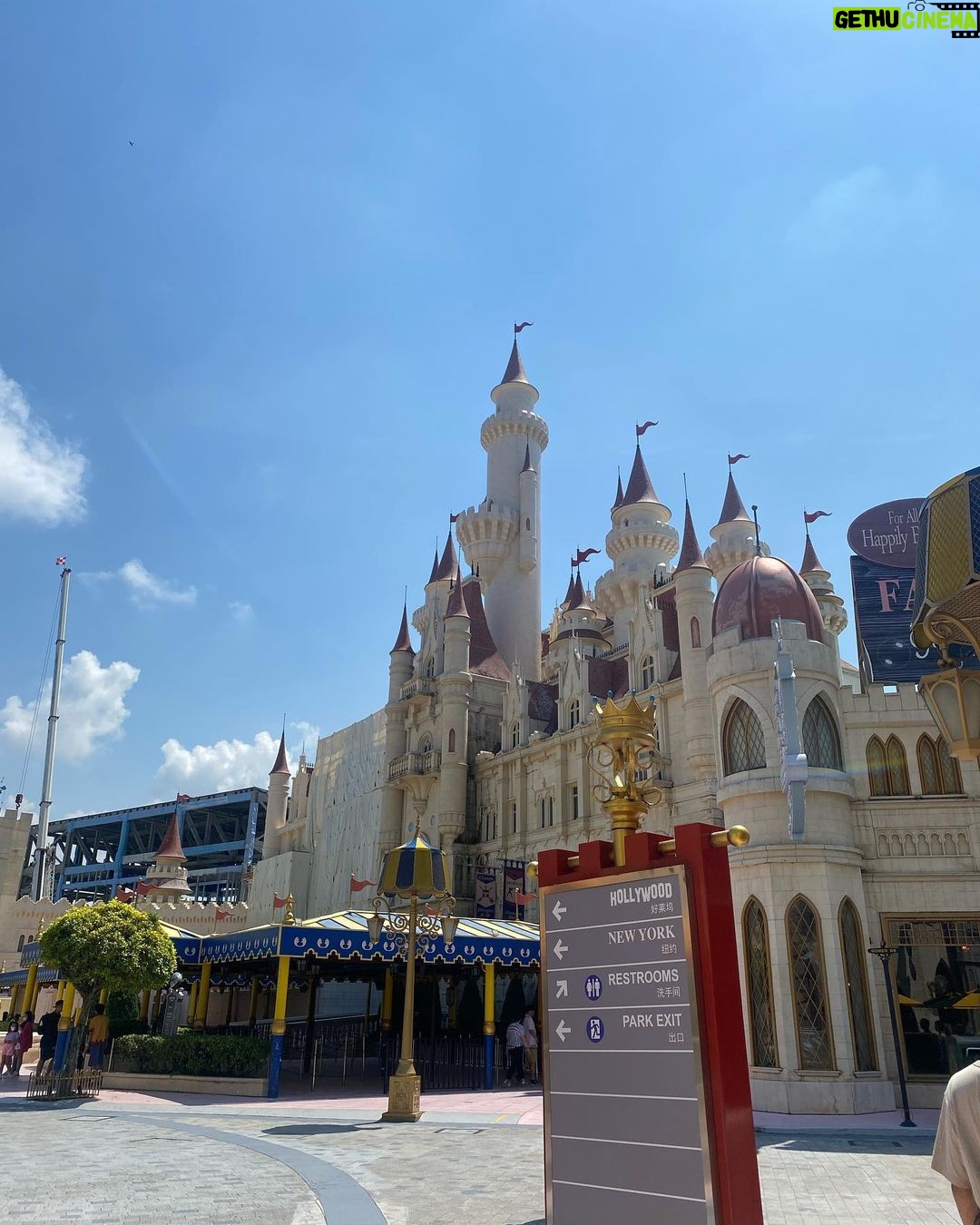 Therese Malvar Instagram - Universal Studios with @bigskynationph by my side! My whole Singapore trip became easy and carefree because I had wifi with me always! (Hello hello sa pagsearch sa Google Maps para di maligaw HAHA) Upgrade your next trip with Big Sky! Use my code “THERESETRAVELS” for a 10% discount! Worth it sobra.