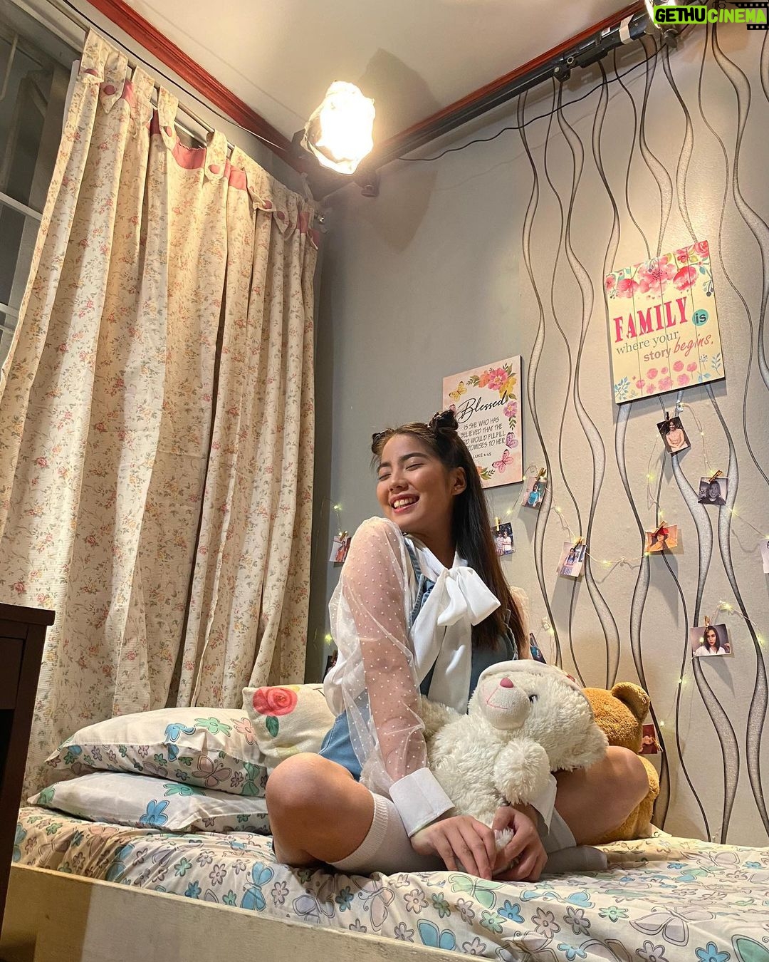Therese Malvar Instagram - Sinave nga ni Gail yung diary ni Angelica kaso parang nawala rin! 😩 Sorry na, Angelica! Malay mo may poging kukuha nun.. 😉😉 LUV is: Love At First Read Mon-Fri, 5:40 PM Styled by: @gui_alapan HMUA: @ramirezludel86