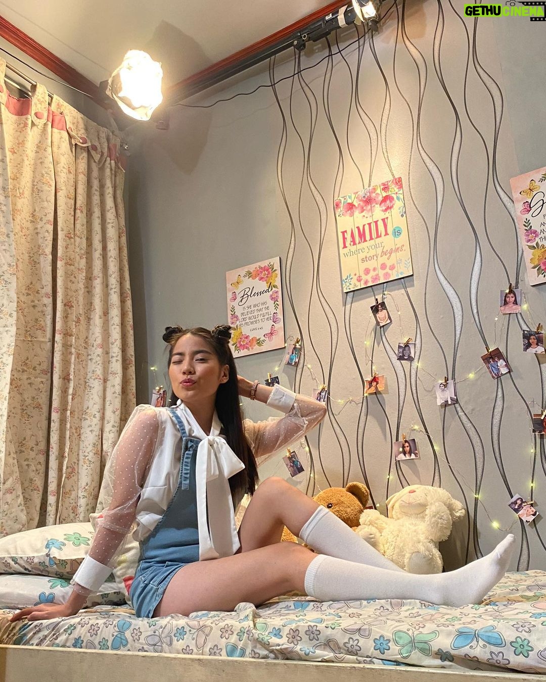 Therese Malvar Instagram - Sinave nga ni Gail yung diary ni Angelica kaso parang nawala rin! 😩 Sorry na, Angelica! Malay mo may poging kukuha nun.. 😉😉 LUV is: Love At First Read Mon-Fri, 5:40 PM Styled by: @gui_alapan HMUA: @ramirezludel86