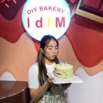 Therese Malvar Instagram – Christmas season na so why not bake a cake? First time doing it and we enjoyed it a lot!! Thanks @idim.ph for this fun experience!! 

Kamusta naman cake namin? HAHA kind comments only 😤 eme IDIM DIY Bakery