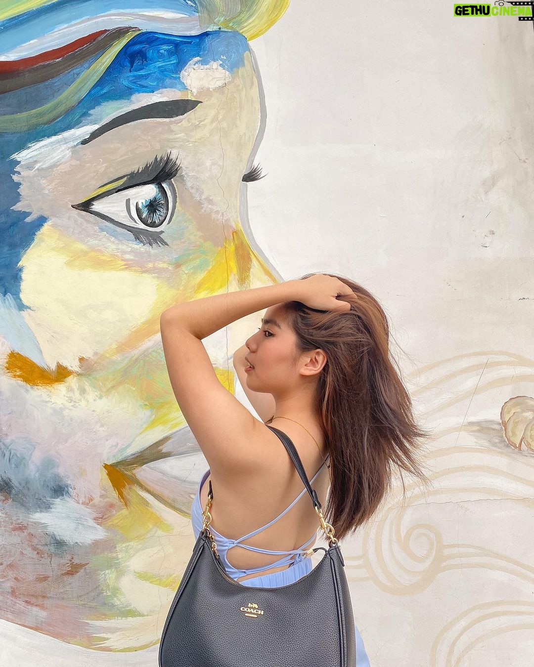 Therese Malvar Instagram - running my hands through my hair so you can see how good @marqedsalon’s hair services are… even if it’s been months 🤪 talk about low maintenance glam 💁🏻♀️ haircut and haircolor by @marqedsalon