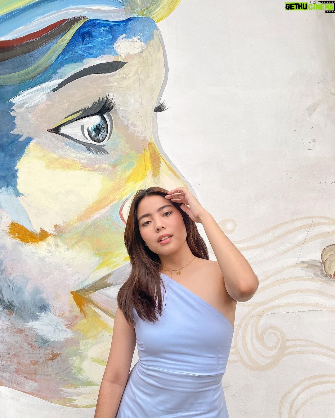 Therese Malvar Instagram - running my hands through my hair so you can see how good @marqedsalon’s hair services are… even if it’s been months 🤪 talk about low maintenance glam 💁🏻♀️ haircut and haircolor by @marqedsalon