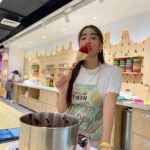 Therese Malvar Instagram – Christmas season na so why not bake a cake? First time doing it and we enjoyed it a lot!! Thanks @idim.ph for this fun experience!! 

Kamusta naman cake namin? HAHA kind comments only 😤 eme IDIM DIY Bakery
