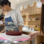 Therese Malvar Instagram – Christmas season na so why not bake a cake? First time doing it and we enjoyed it a lot!! Thanks @idim.ph for this fun experience!! 

Kamusta naman cake namin? HAHA kind comments only 😤 eme IDIM DIY Bakery