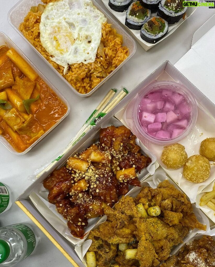 Therese Malvar Instagram - I’ve been watching a lot of mukbang videos and korean cooking estetik vlogs so I’ve been craving korean fried chicken for the past month 😩 Thank you @gogodakph for sending over your ₱999 Gogodak Set (sulit ha)! (+a lot more dishes like the kimchi rice). I enjoyed munching these with my friends! 💗 Happy tummy indeed!