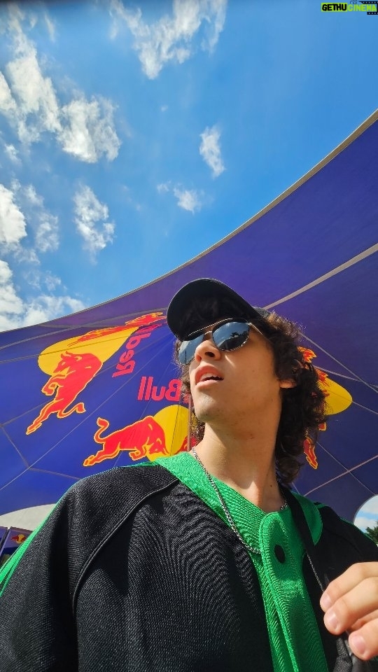 Thiago Vernal Instagram - QUE EMOCION! 🇧🇷✨ Les estaré mostrando en historias todo lo que haré en estos días! Gracias @redbullperu 🔥💛
