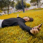 Thiago Vernal Instagram - Cuando te das cuenta de que tu celular es el preferido de todo el fandom, sólo queda dejarse llevar por la OLA 🌊 del #modoflex del #zflip4 • #TeamGalaxy #Publicidad @samsungpe