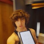 Thiago Vernal Instagram - ¡Porqué ustedes lo pidieron! Les comparto alguno de mis secretos para memorizar mis libretos 📓para las obras donde actúo.🎭 Ser actor es un trabajo que hay que pulir constantemente, felizmente tengo conmigo mi Tab S8 para que me ayude a practicar mis libretos. #TeamGalaxy #Publicidad 💜