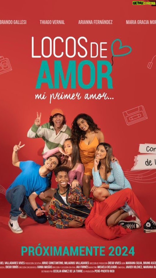 Thiago Vernal Instagram - Con el corazón latiendo a mil les presentamos el primer avance de lo que será “LOCOS DE AMOR: MI PRIMER AMOR” 🎶❤, el musical más taquillero del cine peruano regresa, pero esta vez con historias sobre el primer amor del colegio a través de la música Latinoaméricana de los 90’s ¿Quién no le ha dedicado o bailado a su primer amor de colegio una canción de Salserín, Jerry Rivera, Hombres G, Magneto, GianMarco o Carlos Vives? Por decir solo algunos…🎵♥️ Dirige por primera vez nuestro fundador y productor general de @tondero , @miguelvalladares 💣💥🎬 LDA, Mi Primer Amor será una película peruana musical con sabor latino, que combinará hermosas locaciones entre Perú 🇵🇪 y Puerto Rico 🇵🇷 ¿El elenco? Uno juvenil!!! 🤩🤩, peruano e internacional, como @brandogallesi , @thiago.vernal , @ariannafernandezc va, @mariagracia.md, @raydelcastillo_oficial y @ale.barnechea quienes estarán acompañados de actores puertorriqueños, mexicanos y españoles. 🤩 El guion está siendo escrito por los talentosísimos @MarianaSilvay @BrunoAscenzo e @ItaloCordano ✍🏼♥️ 🎵 Pronto les contaremos más sobre quiénes estarán a cargo de la dirección musical, vocal, artística y coreográfica de este proyecto, que estamos seguros los hará recordar esos primeros amores a través de la música. 👉🏻 La dirección y realización creativa de estas primeras piezas estuvieron a cargo del maravilloso @jau4ever ♥️ #Musical #Peliculaperuana #PuertoRico #Peru #Coproduccion #Música90s